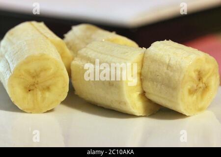 Mehrere Bananenscheiben auf einer flachen weißen Platte Stockfoto