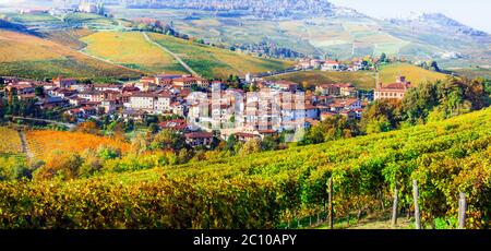 Goldene Weinberge und malerischen Dorf Barolo von Piemont. Berühmte Weinregion Norditalien Stockfoto