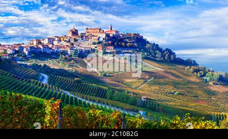 Goldene Weinberge und malerische Dörfer des Piemont. Berühmte Weinregion Norditalien Stockfoto