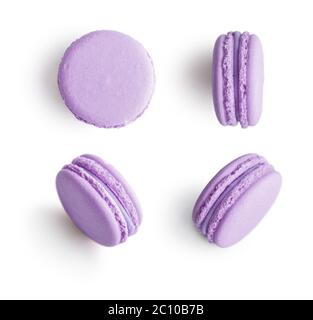 Satz violetter französischer Macarons auf weißem Hintergrund isoliert. Draufsicht. Stockfoto