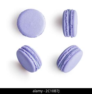 Satz flieder französischer Macarons auf weißem Hintergrund isoliert. Draufsicht. Stockfoto