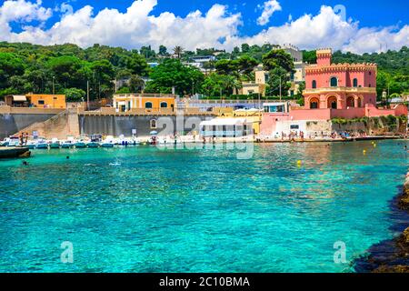 Italien Reisen. Marina Tricase - schönes Fischerdorf in Apulien - beliebter Ort für Sommerferien in Salento. Stockfoto