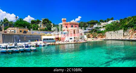 Italien Reisen. Marina Tricase - schönes Fischerdorf in Apulien - beliebter Ort für Sommerferien in Salento. Stockfoto