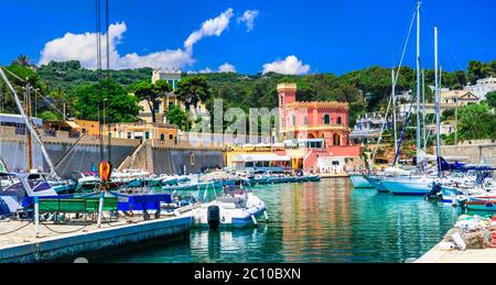 Italien Reisen. Marina Tricase - schönes Fischerdorf in Apulien - beliebter Ort für Sommerferien in Salento. Stockfoto
