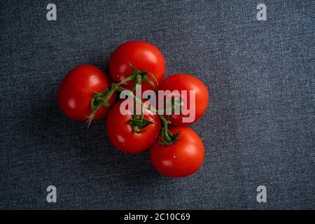 Ansicht von oben in der Nähe schöne rote Tomaten auf schwarzem Schiefer Hintergrund, in der Nähe Stockfoto