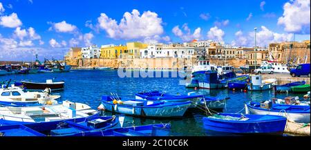 Italien Reisen. Gallipoli Stadt. Blick auf mittelalterliche Burg und Hafen mit Fischerbooten Stockfoto