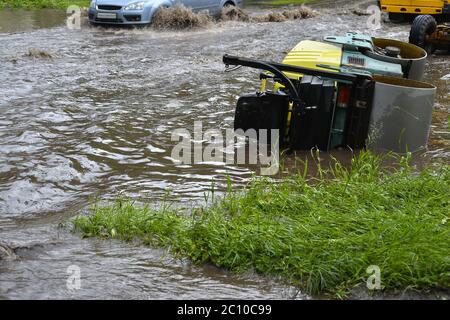 Autofahrten bei starkem Regen auf einer überfluteten Straße Stockfoto