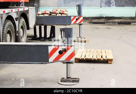 LKW-Ausleger Beine verlängert zu stabilisieren. Stockfoto