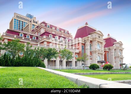 Straße im italienischen Stil, historische Gebäude am Fluss. Tianjing, China. Stockfoto