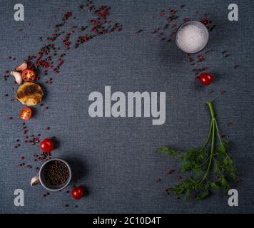 Auswahl an Gewürzen, Kräutern und Grüns. Zutaten zum Kochen. Essen Hintergrund auf schwarzem Schiefertisch. Stockfoto