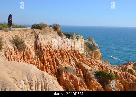 Falten im Felsen, Route der sieben hängenden Täler, Benagil, Algarve, Portugal Stockfoto