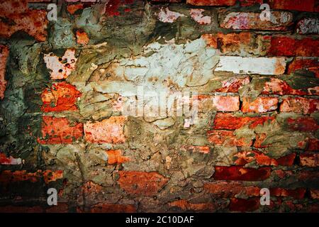 Rote Ziegelwand mit unordentlichen Flecken Zementputz. Rahmen für Design. Stockfoto