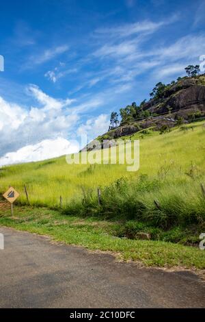 Straße an einem sonnigen Tag im brasilianischen Winter, in der Stadt Pedra Bela, Brasilien Stockfoto