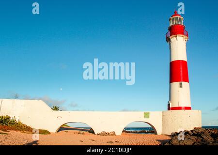 Leuchtturm Itapuã Strand in Salvador, Bahia, Brasilien. Stockfoto