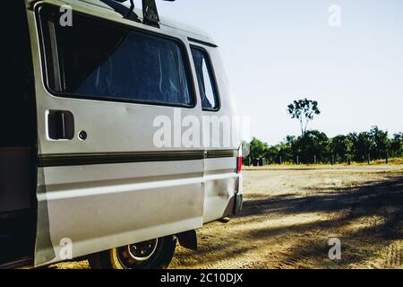 Rückseite des Campervan im australischen Outback Stockfoto