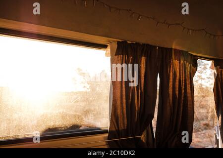 Blick aus einem Campervan im australischen Outback bei Sunrise Stockfoto