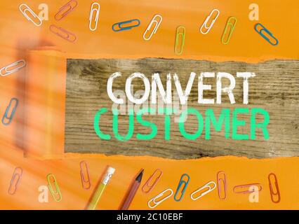 Konzeptionelle Handschrift mit Convert Customer. Konzept bedeutet Marketing-Taktik und Strategie, die Leads in Käufer verwandeln Stockfoto