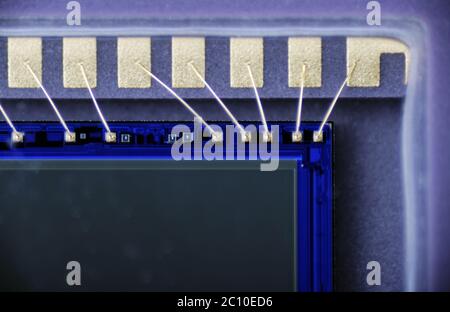 Makrofoto von Goldkontakten verbindet Matrix mit Leiterplatte Stockfoto