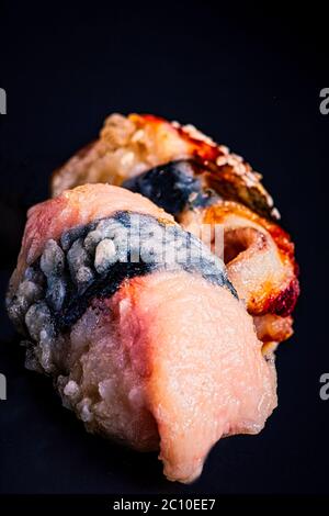 Sushi mit frischen Garnelen auf schwarz mit Reflexion geschossen, ist japanisches Essen sehr beliebt in den letzten zehn Jahren auf der ganzen Welt Stockfoto