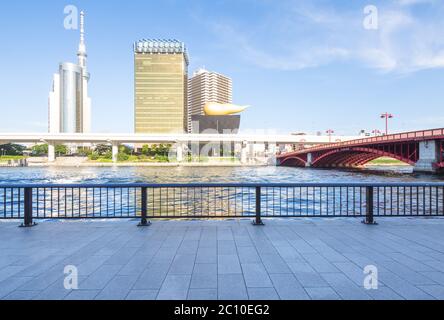 Modernes Bürogebäude in der Nähe von Tokyo Fernsehturm Stockfoto