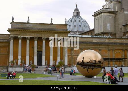 Menschen entspannen und genießen Sie den Park im Vatikanischen Museum Rom Italien Stockfoto