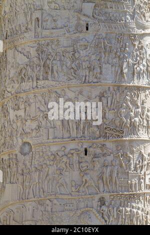 Detail eines alten Denkmal und Spalte von Trajan in der Kaiserforen in Rom Italien Stockfoto