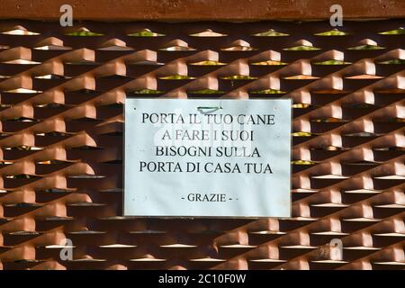 Nahaufnahme eines Schildes an einem Metalltor, das sagt: "Nimm deinen Hund mit, um sein Geschäft vor deiner Haustür zu erledigen, danke" in italienischer Sprache, Lazise, Verona, Italien Stockfoto