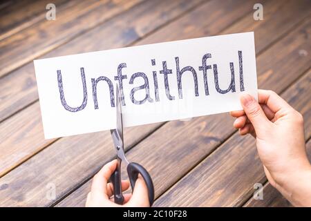 Untreu zu treu durch Schere Stockfoto
