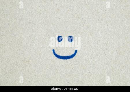 Ein Smile Emoticons auf einem Stück Papier gestempelt. Stockfoto