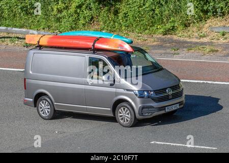 2020 Beige VW Volkswagen Transporter T28 mit Kanus und Kajaks; Fahrzeuge für den Fahrzeugverkehr, Autos, die auf britischen Straßen fahren, Motoren, Fahrzeuge auf der Autobahn M6 Stockfoto