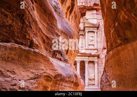 Petra, Jordanien. Al-Khazneh (Schatzkammer) in Petra vom siq aus gesehen. Stockfoto