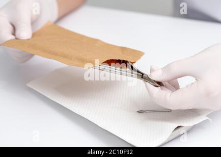 Hände nehmen Maniküre Werkzeuge aus Handwerk Umschlag vor Maniküre Verfahren. Stockfoto