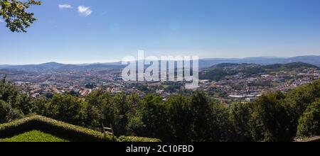 Panorama der schönen Stadt Braga, während eines sonnigen Tages Stockfoto