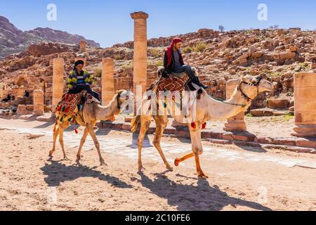 Petra, Jordanien - 4. März 2020: Kamelreiter im Großen Tempel des Nabateischen Königreichs. Stockfoto