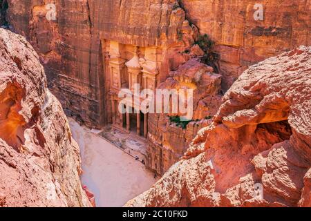 Petra, Jordanien. Al-Khazneh (Schatzkammer) in Petra von oben gesehen. Stockfoto