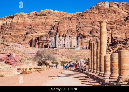 Petra, Jordanien. Die königlichen Gräber und Säulen des Großen Tempels in der alten Hauptstadt des Nabateischen Königreichs. Stockfoto