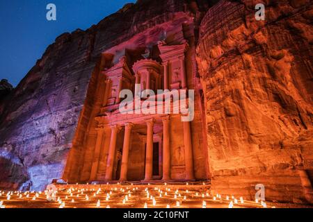 Petra, Jordanien. Al-Khazneh (Schatzkammer) in Petra bei Kerzenschein. Stockfoto
