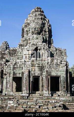 Teil des herrlichen Bayon Tempels in Angkor Thom, Kambodscha. Detail zeigt einen der Türme mit einem geschnitzten Gesicht gekrönt. Stockfoto