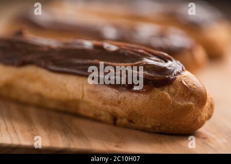 französische Eclairs mit Choclate oben Nahaufnahme Stockfoto