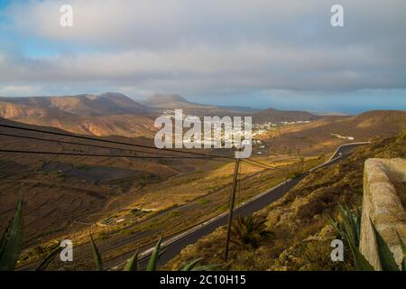 Landschaftlich schöner Blick auf den Weinbau in La Geria auf der Insel Lanzarote. Weinberg auf schwarzem Vulkansand. Die Trauben stammen aus dem Vulkanismus Stockfoto