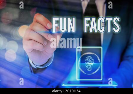 Schreiben von Notizen mit lustigen Fakten. Geschäftskonzept für kurze interessante Wissenswertes, die Informationen enthalten Stockfoto