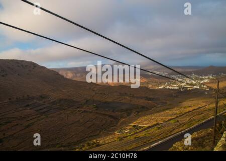 Landschaftlich schöner Blick auf den Weinbau in La Geria auf der Insel Lanzarote. Weinberg auf schwarzem Vulkansand. Die Trauben stammen aus dem Vulkanismus Stockfoto