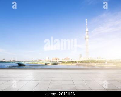 Stock, Brücke, Gebäude und Tokio Fernsehturm Stockfoto