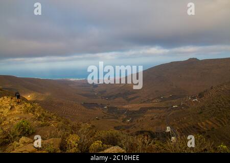 Landschaftlich schöner Blick auf den Weinbau in La Geria auf der Insel Lanzarote. Weinberg auf schwarzem Vulkansand. Die Trauben stammen aus dem Vulkanismus Stockfoto