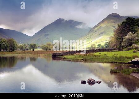 Mittleren Dodd und hohe Hartsop Dodd aus Brotherswater, Lake District Stockfoto