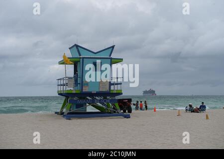 Miami Beach, FL, USA. Juni 2020. Miami Beaches wird gemäß der Phase 1 des Miami Dade County während der Coronavirus COVID-19 Pandemie am 12. Juni 2020 in Miami Beach, Florida, wieder eröffnet. Kredit: Mpi04/Media Punch/Alamy Live Nachrichten Stockfoto