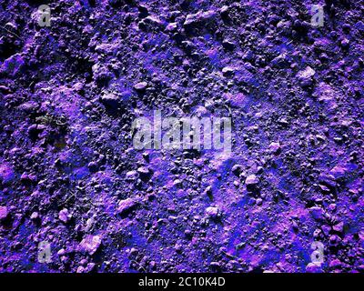 Violette Farbe Landstruktur, die wie Mondoberfläche oder eine andere Planetenoberfläche aussieht. Stockfoto