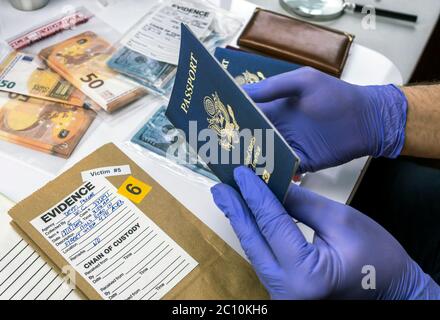 Experte Polizeioffizier Prüfung der amerikanischen Pass eines Beweis Tasche im Labor der Kriminologie, konzeptionelle Bild Stockfoto