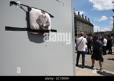 Ein Foto von Churchill ist an einer Wand vor dem Londoner Parlamentsgebäude festgeklebt, während eines Protestes der Allianz der Demokratischen Fußballligen gegen einen Protest gegen eine Black Lives Matter. Stockfoto