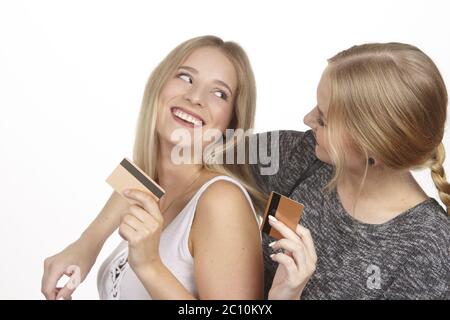 Freunde geben Geld mit der goldenen Kreditkarte aus Stockfoto
